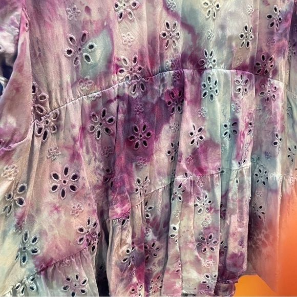 Tie dyed tunic blouse with embroidered eyelets blue purple galaxy plus 4X - Picture 9 of 10